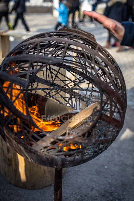 Close-up de uma fogueira ao ar livre na rua, Suíça — Fotografia de Stock