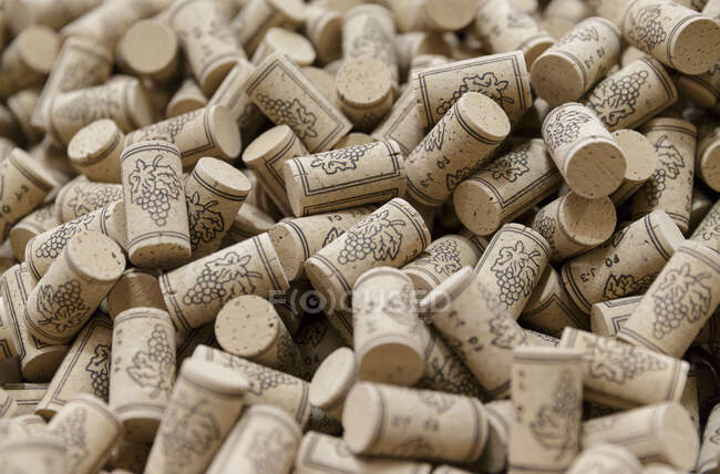 Primer plano de los corchos de las botellas de vino - foto de stock