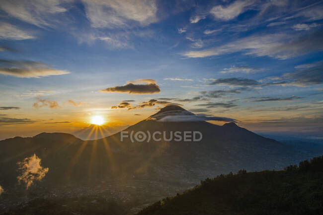 Dieng-Hochebene bei Sonnenaufgang, Wonosobo, Zentraljava, Indonesien — Stockfoto