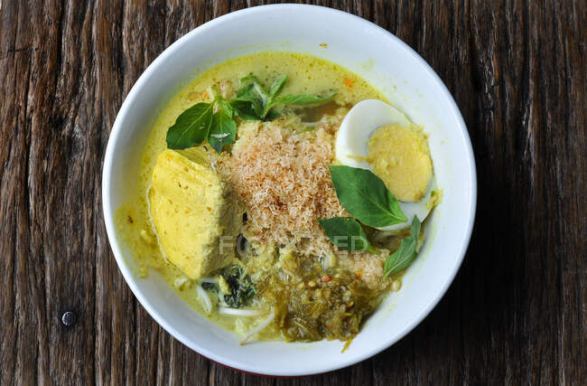 Bowl of spicy Malaysian laksa, Indonesia — Stock Photo