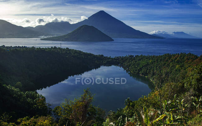 Лагуна озеро, Тернате, Північне Малуку, Індонезія — стокове фото