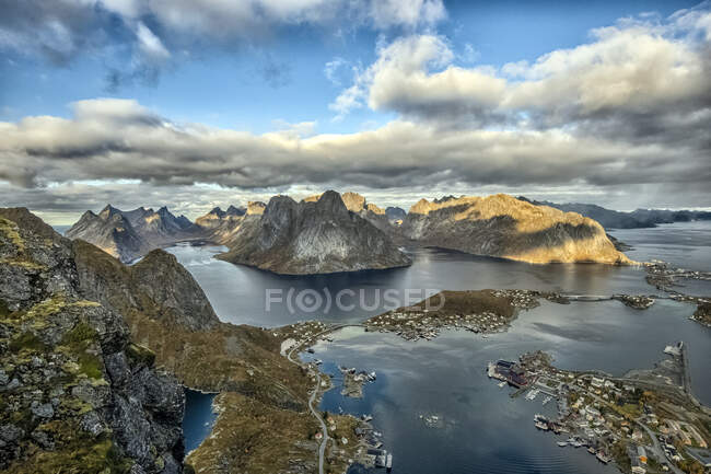 Vista desde la cumbre del Monte Reinebringen, Mosquenes, Lofoten, Nordland, Noruega - foto de stock