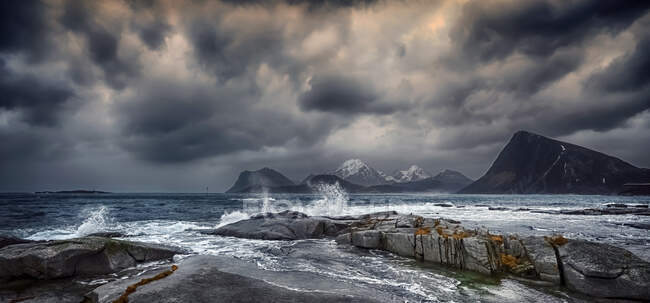 Bassa pressione polare e forte gail in avvicinamento a terra, Lofoten, Nordland, Norvegia — Foto stock