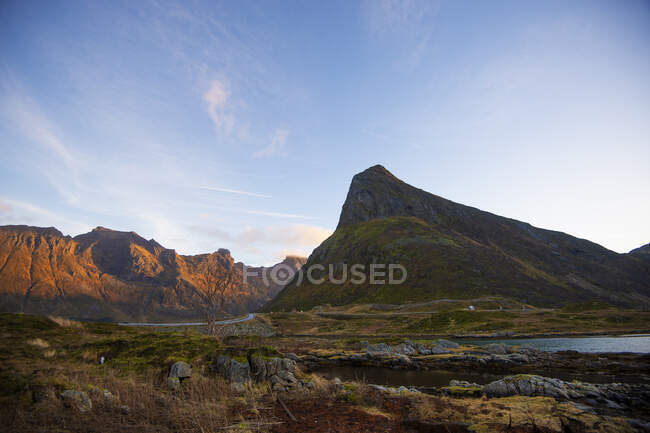Mt Volandstinden, Flakstad, Lofoten, Nordland, Noruega — Fotografia de Stock