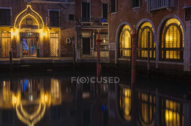 Rio de Malcanton at night, Venice, Veneto, Italy - foto de stock