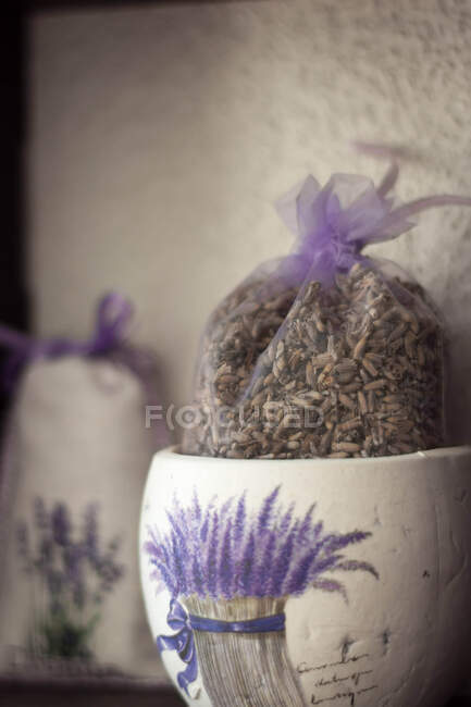 Sacchetto di profumo di lavanda in un vaso di fiori — Foto stock