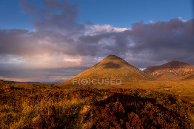 Paisagem rural ao pôr do sol, Ilha de Skye, Hébridas internas, Escócia, Reino Unido — Fotografia de Stock