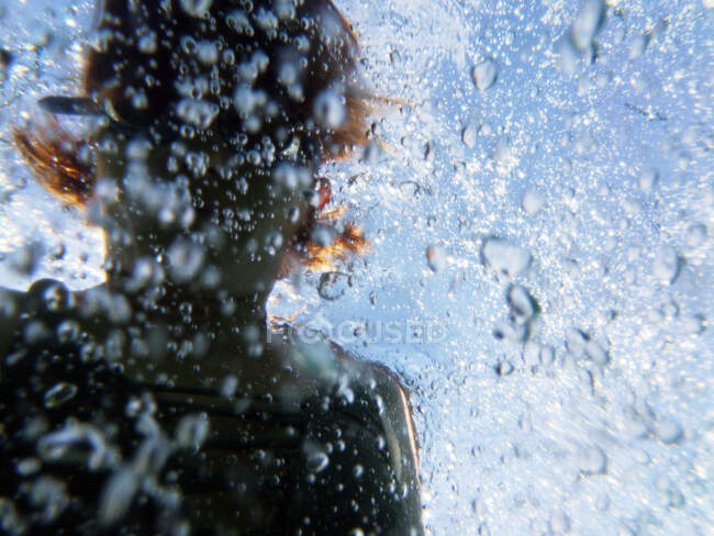Abstrakte Aufnahme einer im Meer schwimmenden Frau, Malta — Stockfoto