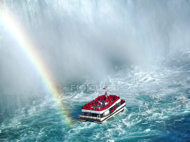 Arco iris sobre barco turístico, Niagara Falls, Ontario, Canadá - foto de stock