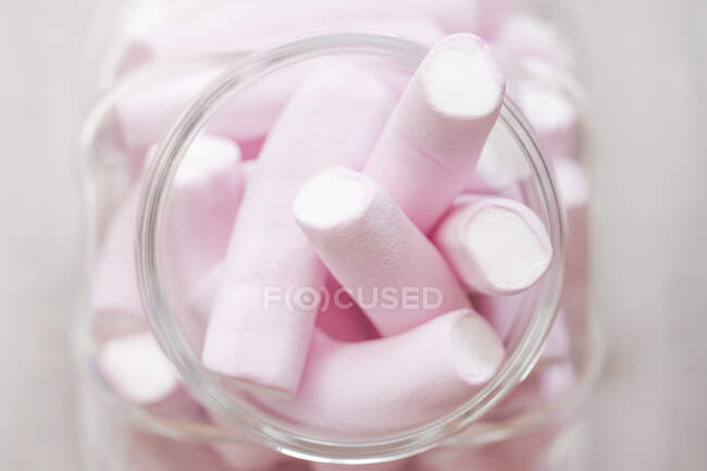 Frasco de vidro cheio de marshmallows — Fotografia de Stock