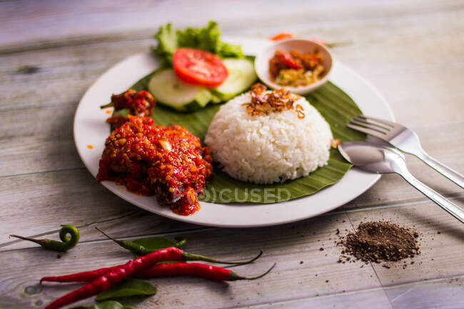 Ayam Bakar tradicional servido con arroz y salsa de chile, Indonesia - foto de stock