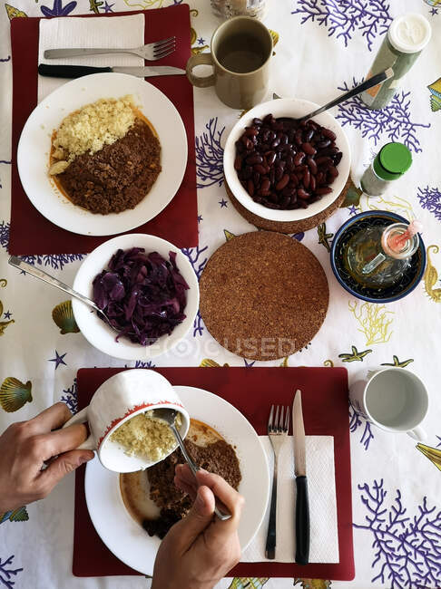 Uomo mangiare una cena tradizionale fatta in casa marocchina — Foto stock
