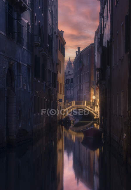 Canal attraverso la città al tramonto, Venezia, Veneto, Italia — Foto stock