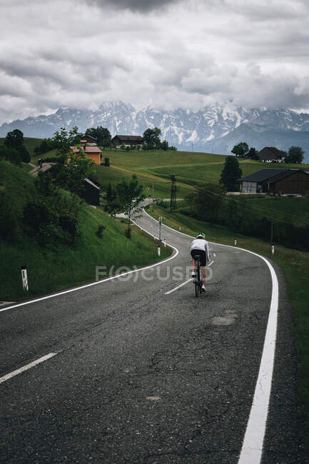 Frau mit Fahrrad in den österreichischen Alpen, Österreich — Stockfoto