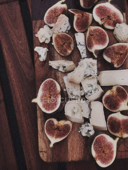 Cheese board with figs — Stock Photo