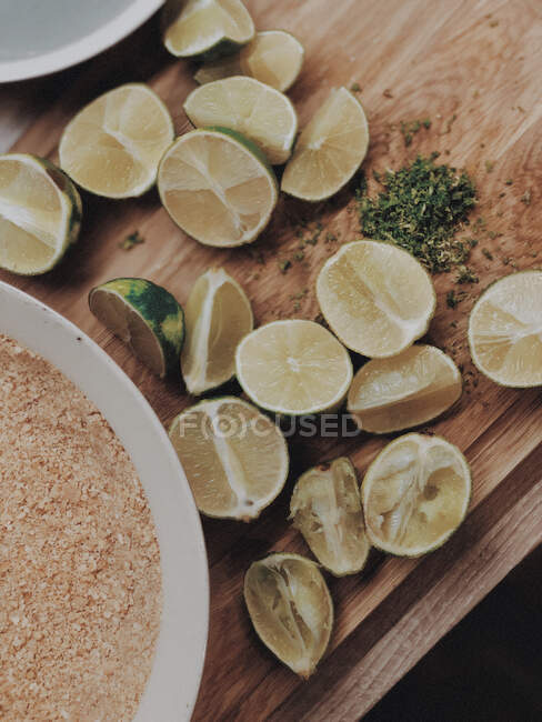 Préparation d'une tarte au citron vert — Photo de stock