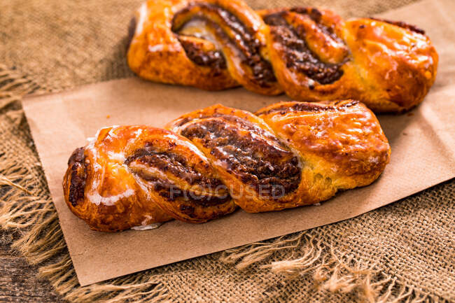 Две печеньки с пеканом и корицей на салфетке — стоковое фото