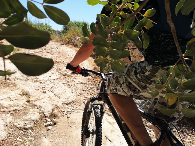 Nahaufnahme eines Mannes beim Mountainbiken, Malta — Stockfoto
