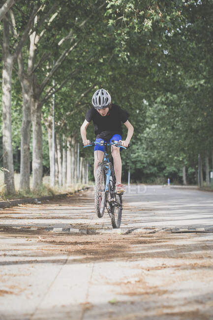 Menino pedalando pela paisagem rural, Espanha — Fotografia de Stock