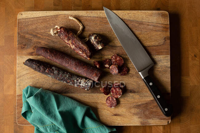 Salsichas de salame em uma tábua de cortar — Fotografia de Stock