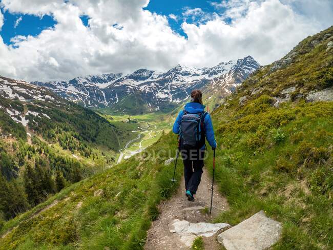 Женщина путешествует по тропе в Австрийских Альпах недалеко от Гаштайна, Зальцбург, Австрия — стоковое фото