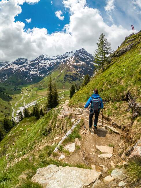 Жінка йде походом по австрійських Альпах поблизу Гаштейна (Зальцбург, Австрія). — стокове фото