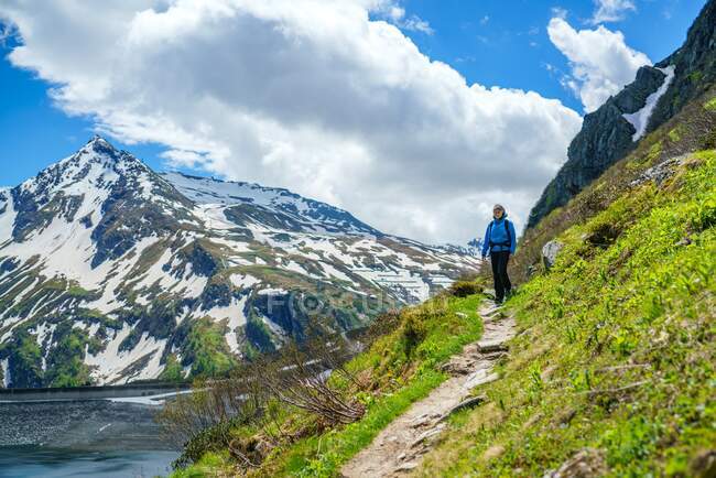 Escursione di una donna lungo un sentiero nelle Alpi austriache vicino a Gastein, Salisburgo, Austria — Foto stock