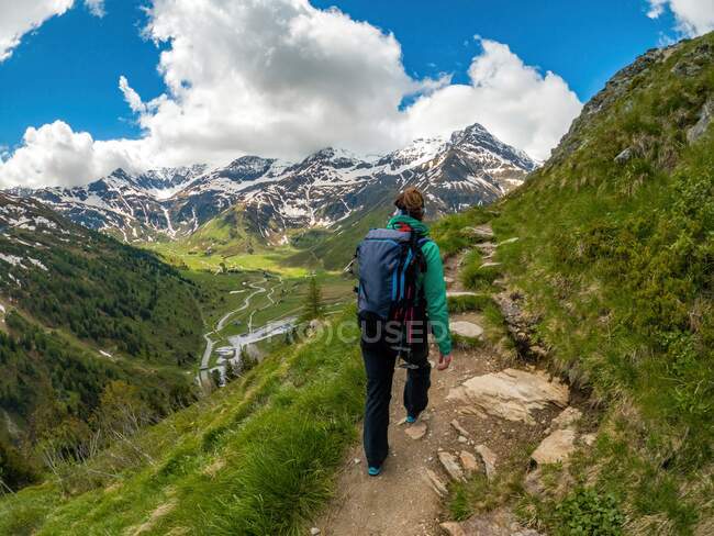 Randonnée pédestre pour jeunes femmes dans les Alpes autrichiennes près de Gastein, Salzbourg, Autriche — Photo de stock