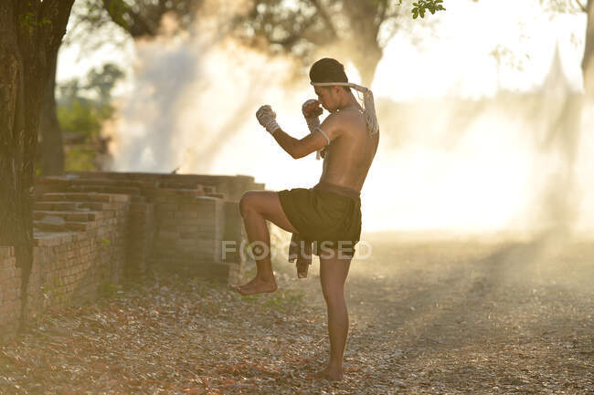 Porträt eines thailändischen Boxers beim Training in Thailand — Stockfoto