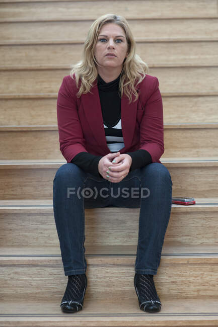 Portrait of a woman sitting on steps — Stock Photo
