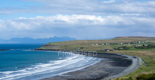 Playa costera, Isla de Skye, Hébridas Interiores, Escocia, Reino Unido - foto de stock