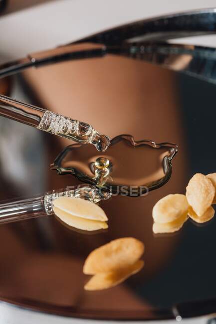 Труба с аргановым маслом и семенами аргана — стоковое фото