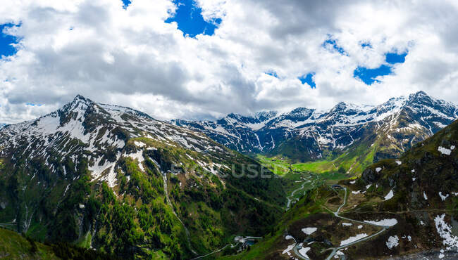 Вид с воздуха на дорогу через альпийский ландшафт, Sportgastein, Зальцбург, Австрия — стоковое фото