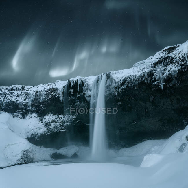 Wasserfall Seljalandsfoss bei Nacht, Südisland, Island — Stockfoto