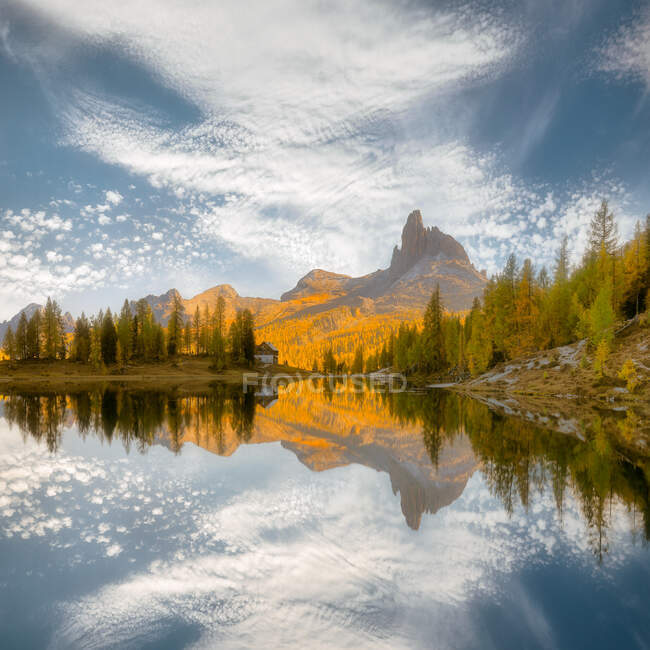 Reflejo de montaña en un lago alpino, Dolomitas, Italia - foto de stock