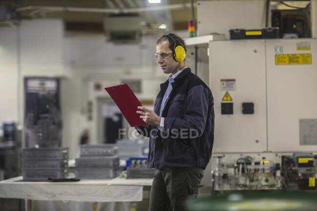 Engineer checking equipment at an industrial plant, Germany — Stock Photo