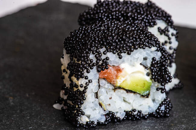 Primer plano del sushi maki de dragón negro - foto de stock