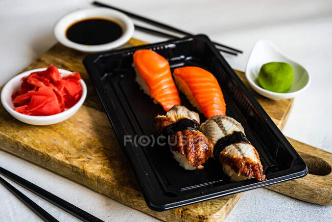 Nigiri sushi with wasabi, pickled ginger and soy sauce — Stock Photo