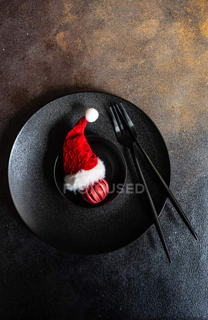 Festive Christmas place setting on a rustic table — Stock Photo