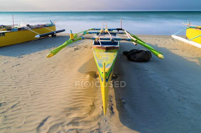 Barcos jukung tradicionais ancorados na praia, Filipinas — Fotografia de Stock