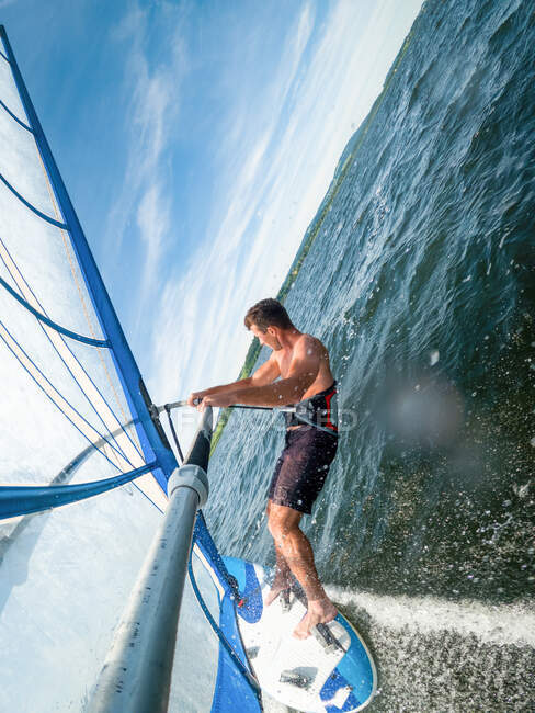 Homem windsurf no lago Wallersee, Flachgau, Salzburgo, Áustria — Fotografia de Stock