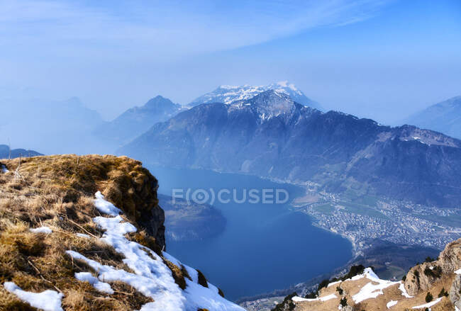 Vistas a la montaña y a la orilla del lago desde Mt Fronalpstock, Schwyz, Suiza - foto de stock