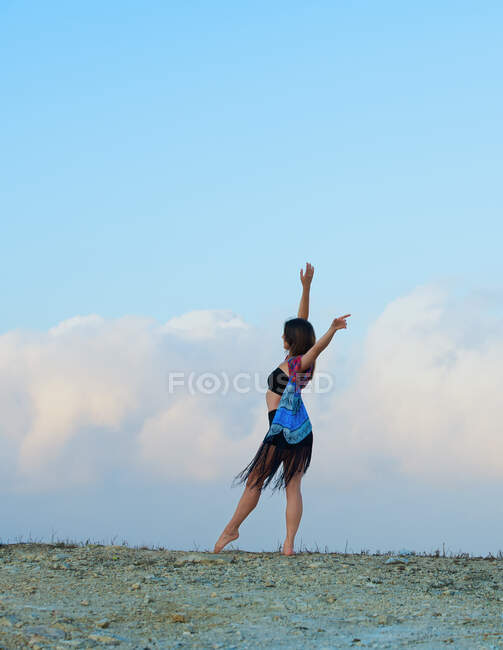 Barefoot dancer dancing outdoors, Italy — Stock Photo