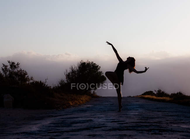 Silhouette di una ballerina che balla all'aperto, Malta — Foto stock