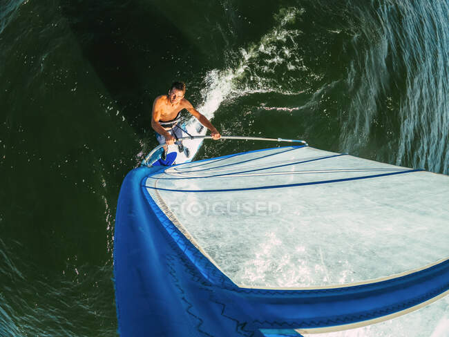 Planche à voile homme sur le lac Wallersee, Flachgau, Salzbourg, Autriche — Photo de stock