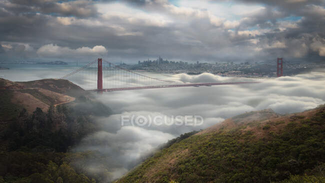 Paesaggio urbano e Golden Gate Bridge nella nebbia, San Francisco, California, USA — Foto stock
