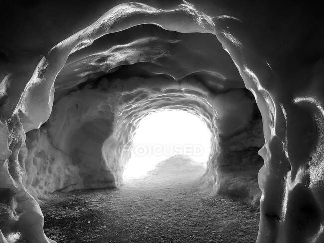 Vista attraverso una grotta di ghiaccio, Alta Savoia, Francia — Foto stock