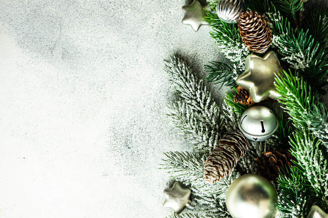 Ramas de abeto navideño con piñas y adornos - foto de stock