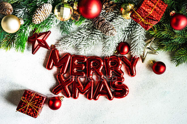 Frohe Weihnachten und Weihnachtsdekoration auf weißem Hintergrund — Stockfoto