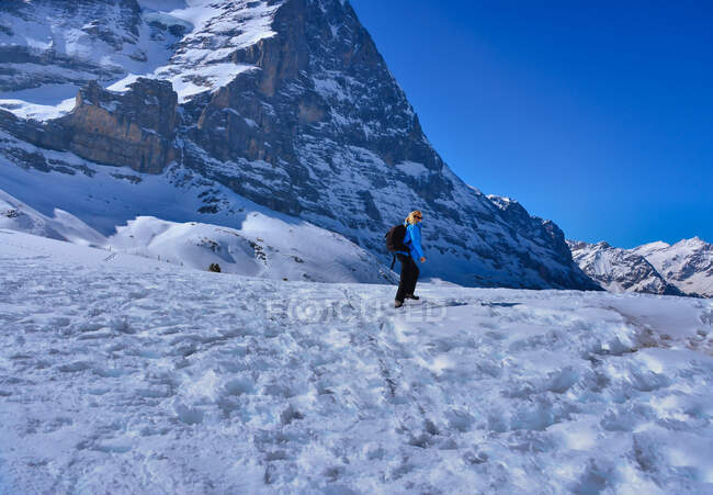 Жінка подорожує поблизу гори Айґер у Бернських Альпах (Швейцарія). — стокове фото